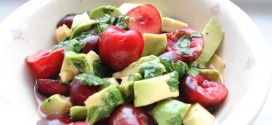 Ensalada de cerezas del Jerte con aguacates