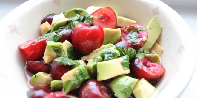 Ensalada de cerezas del Jerte con aguacates